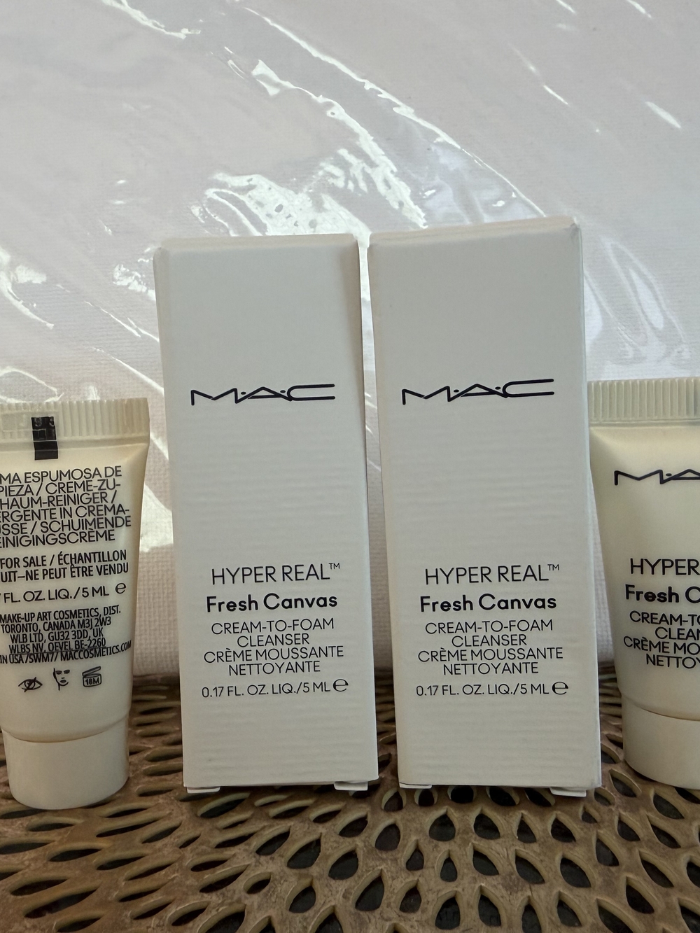 MAC Cosmetics Hyper Real Fresh Canvas Cream-to-Foam Cleanser — White